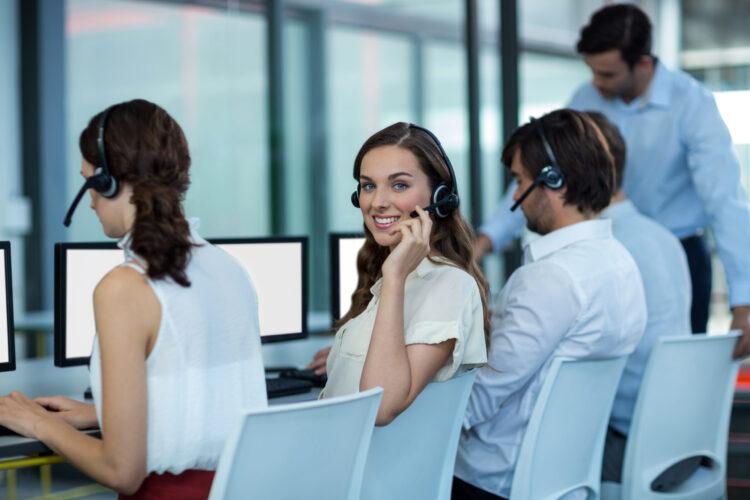 Grupo de personas trabajando en call center tercerizado
