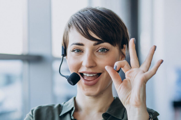 Mujer trabajando en un call center para empresas