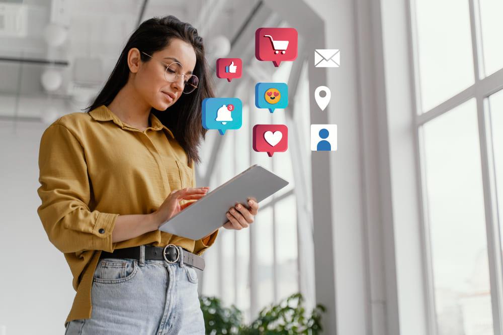 Mujer revisando tendencias