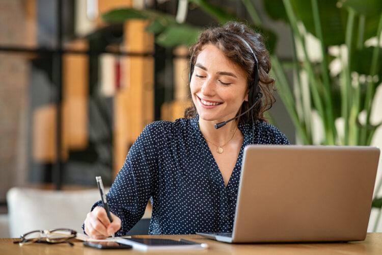 Mujer trabajando en call center tercerizado