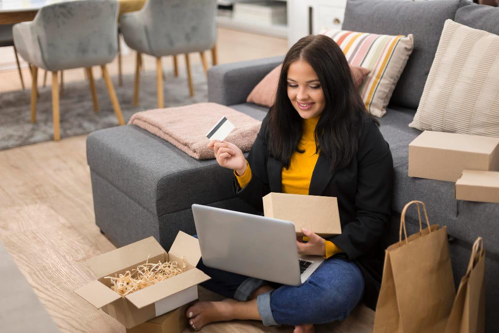 Mujer que trabaja en e-commerce y ofrece excelente servicio al cliente