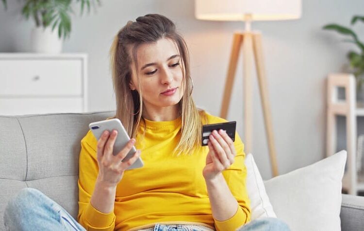 Mujer comprando en plataforma e-commerce