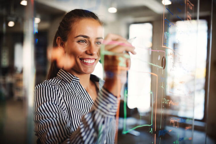 Mujer programando atención en canales digitales