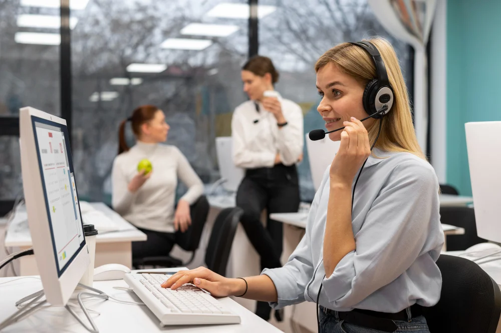 Trabajadora de call center con la mejor calidad gracias a CRM