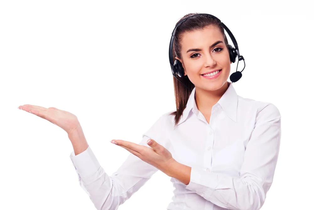 Mujer que presta excelente servicio de atención al cliente