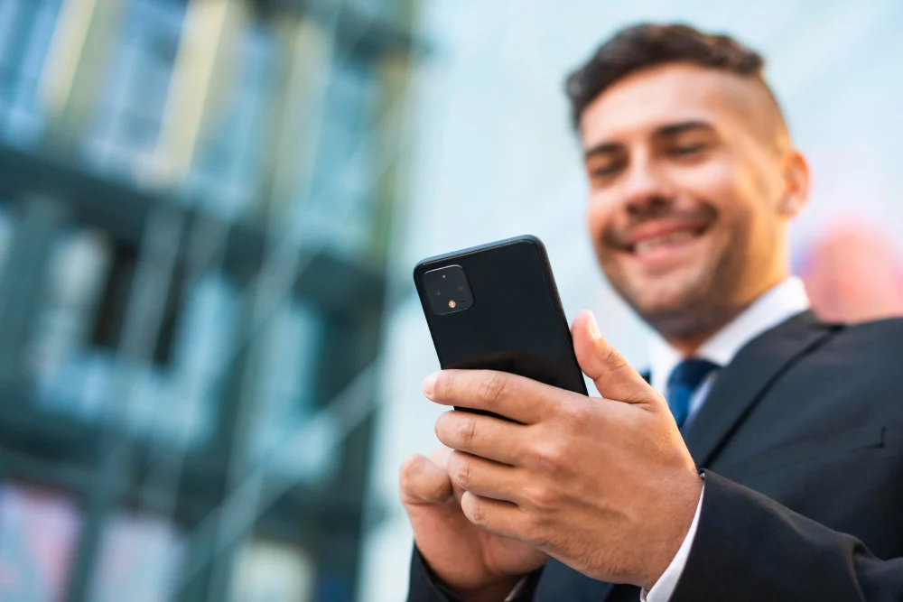 Hombre utilizando whatsapp web