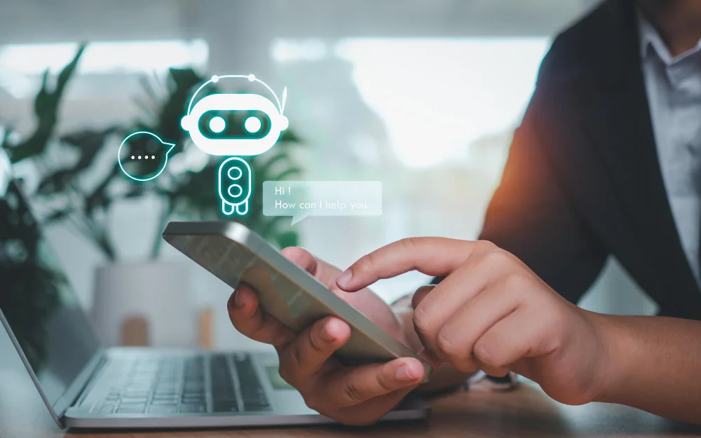 Usuario hablando con voicebot y chatbot