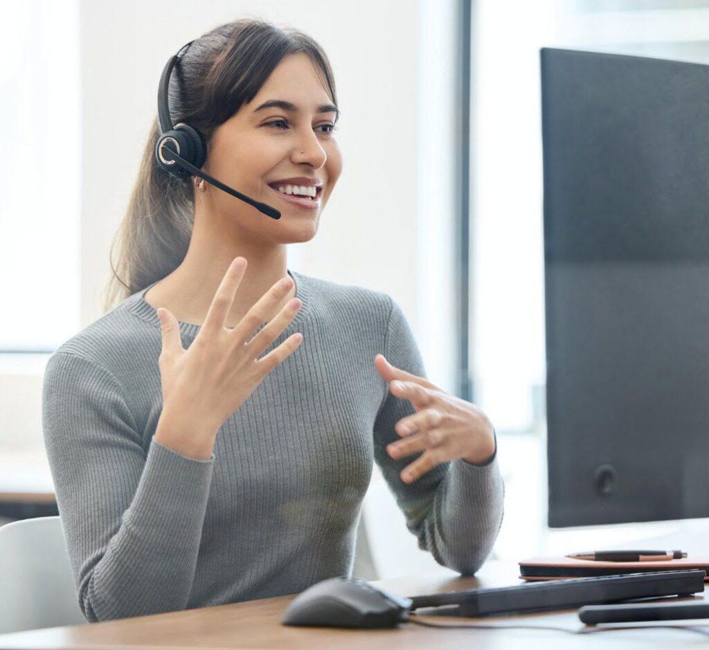 Mujer trabajando en outsourcing de call center
