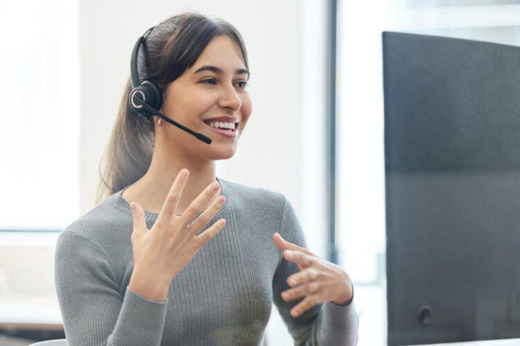 Mujer trabajando en outsourcing de call center