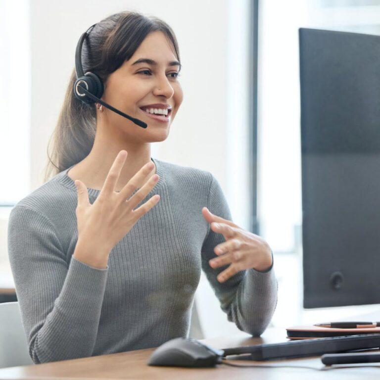 Mujer trabajando en outsourcing de call center