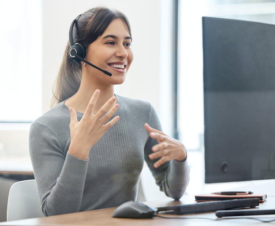 Mujer trabajando en outsourcing de call center