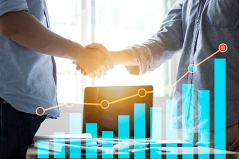 Dos personas de call center de ventas estrechando manos