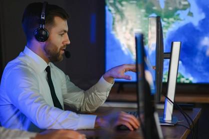 Hombre trabajando con software para call center