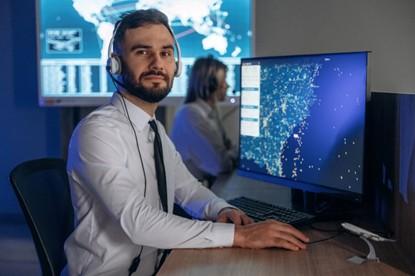 Hombre trabajando con software para call center