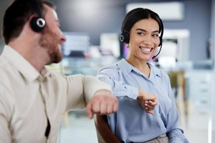 Personas trabajando en atención al cliente